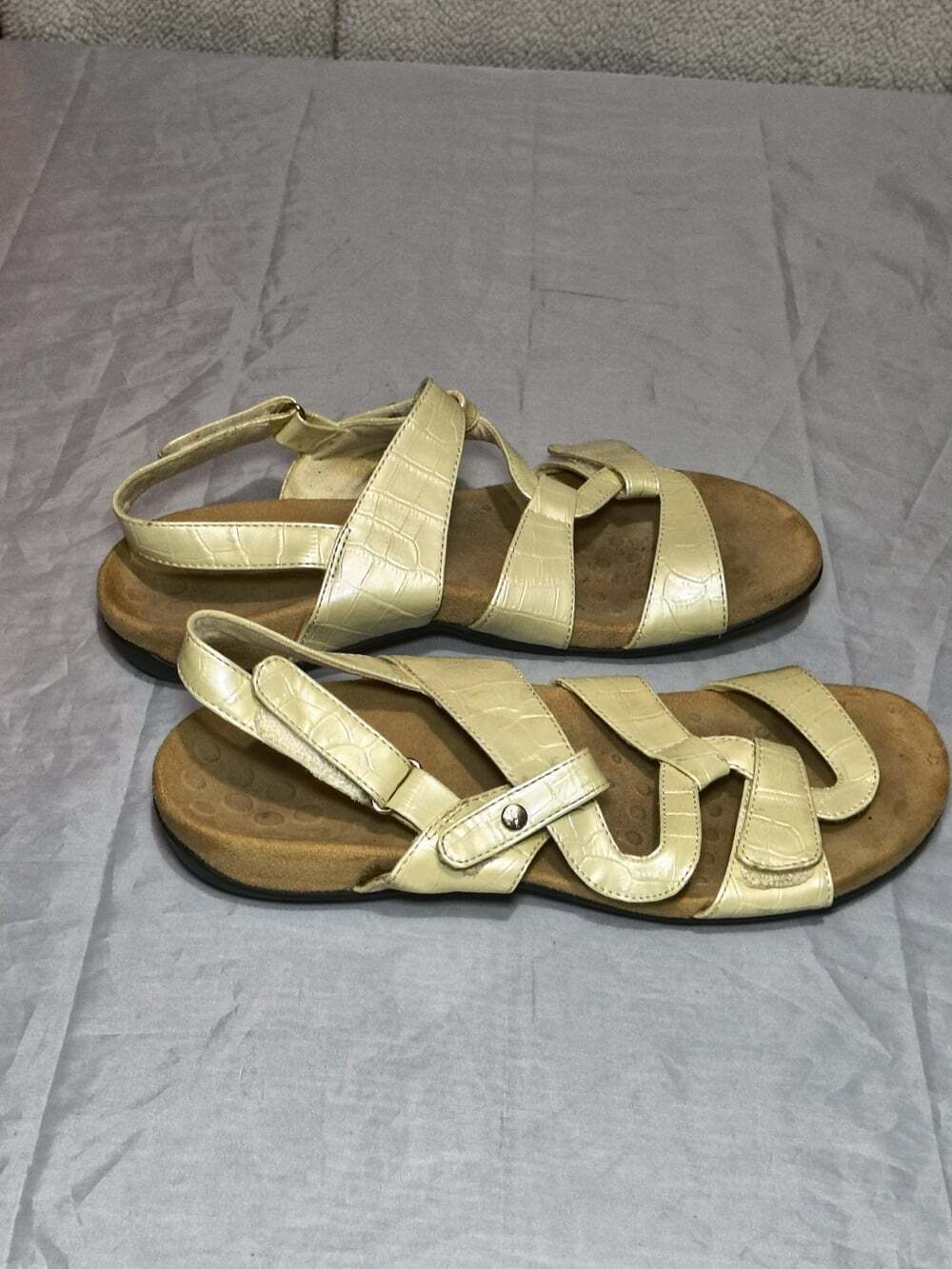 VIONIC PAROS 9 EU 40 Cream Patent Leather Croc Embossed Sandals Hook & Loop